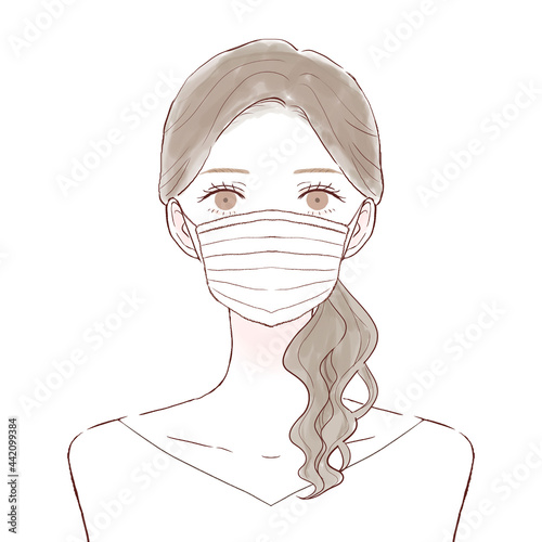 不織布マスクをする女性