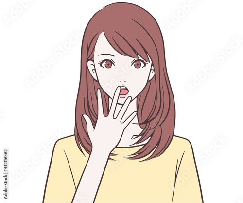 手を口にあてて驚く女性