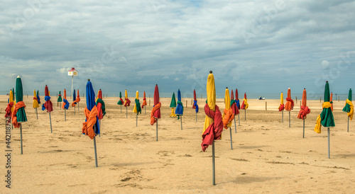 Fototapeta Naklejka Na Ścianę i Meble -  Parasols colorés sur la plage de Deauville, Normandie, France