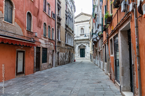 Fototapeta Naklejka Na Ścianę i Meble -  Empty narrow street in Venice, Italy