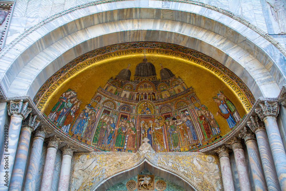 Obraz premium Detail of a Byzantine mosaic placed over one of the entrances of the St Mark's Basilica(Patriarchal Cathedral Basilica of Saint Mark) on St. Mark's Square.