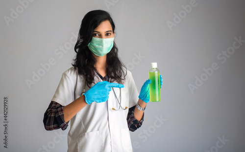 Εκτύπωση καμβά Portrait of woman doctor showing a bottle of sanitizing gel for hands cleaning