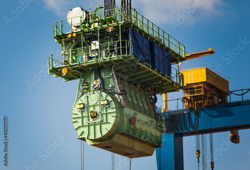 Transportation of a large marine engine by a port crane using steel cables Fototapet