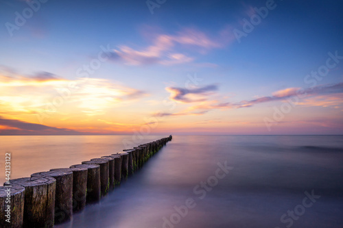 Schöner Sonnenuntergang über einem Meer als minimalistische Langzeitbelichtung