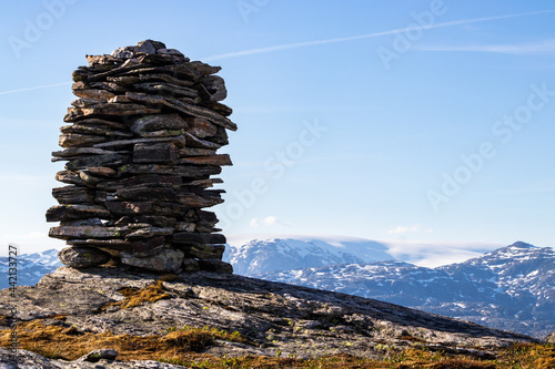 Cairn guiding the way for hikers © Martin