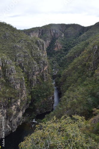 Caminho do rio entre as montanhas