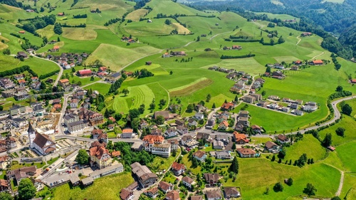 Ein Blick von oben auf Entlebuch im Kanton Luzern, Schweiz (Juni 2021)