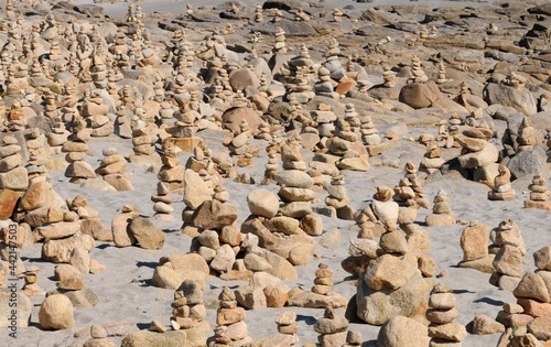  Les galets disposés en pyramide sur la plage de la Torche Finistère Cornouaille Bretagne France	
