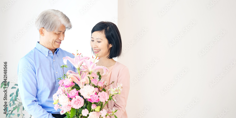 花束を持つシニア夫婦
