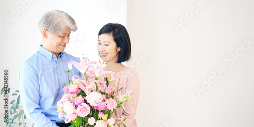 花束を持つシニア夫婦