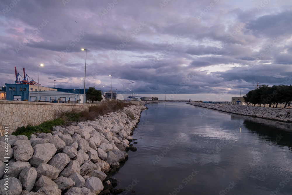 Obraz premium View of the Guadalmedina river in the port of Malaga at night.
