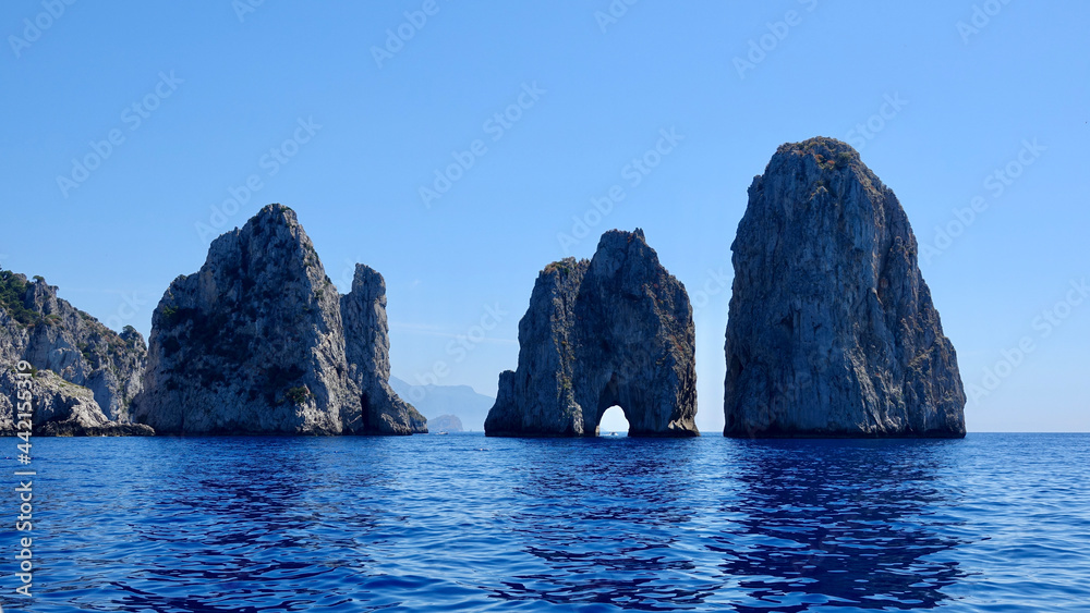 Fototapeta premium Insel Capri, Felsenküste, Insel im Mittelmeer