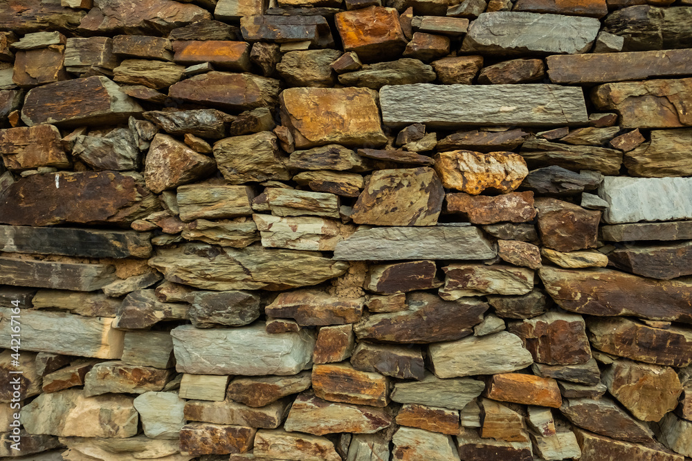 Alte grau braune Mauer aus vielen unterschiedlichen Steinen Alte grau braune Mauer aus vielen unterschiedlichen Steinen