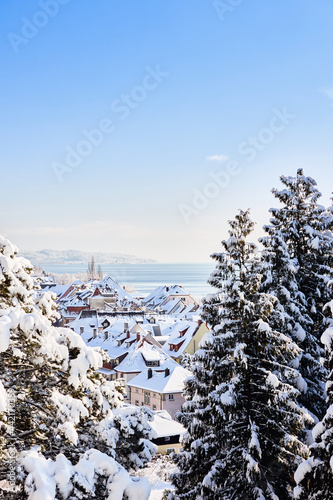 Deutschland, Baden-Württemberg, Bodensee, Überlingen am Bodensee, Winterlandschaft, Blick vom Stadtpark in Richtung Innenstadt