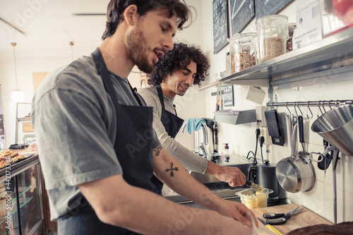 Caféägare arbetar i kök tillsammans photo