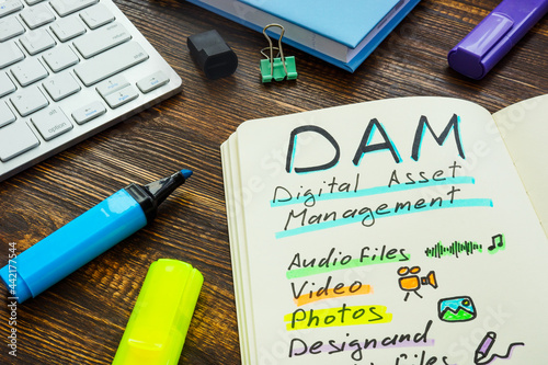 Foto Marks about DAM digital asset management in the note.