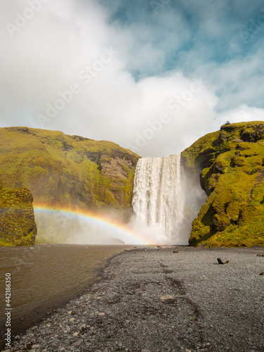 Famosa cascada Skogafoss en Iceland