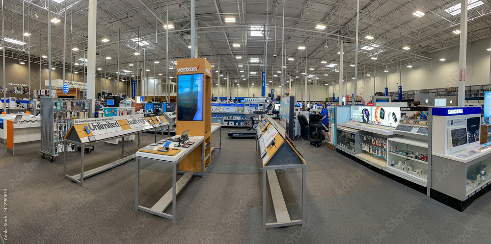 View of the retail floor of a Best Buy electronics store. Stock-Foto