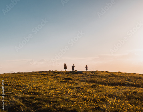 Tramonto monte altissimo lago di garda sul tramonto con persone © casagrandelor