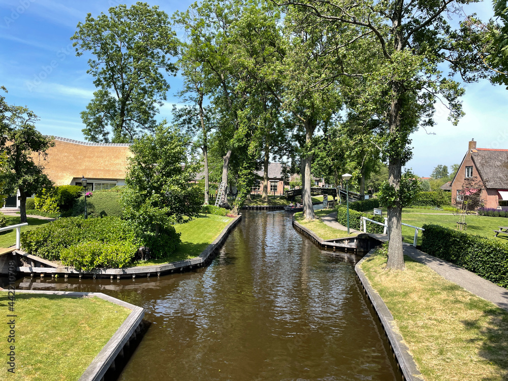 Fototapeta premium canal in Giethoorn
