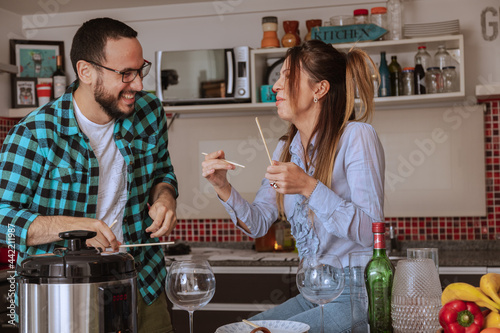 Fotografie pareja joven disfrutando de un momento de relax aprendiendo la nueva experiencia