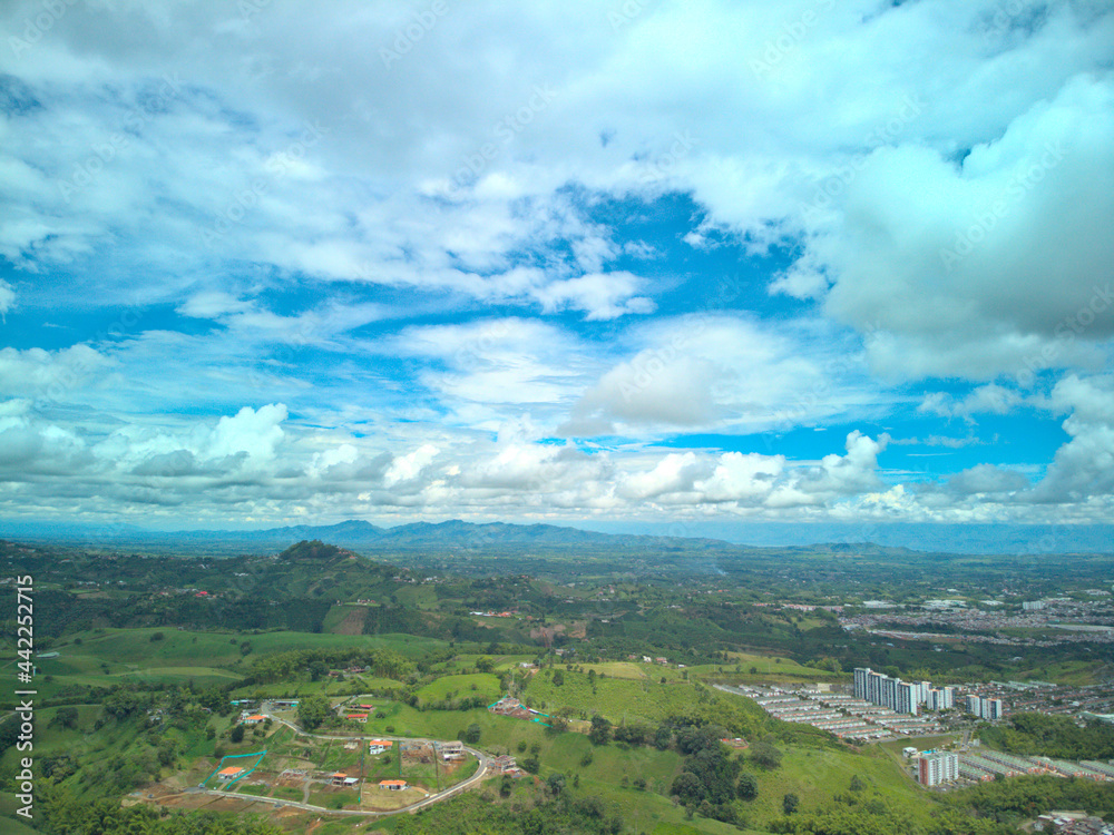 Obraz premium Blue sky and green mountains