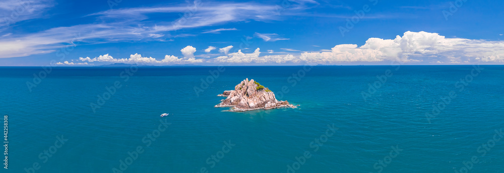 Shark Island, Koh Tao Island Ko Tao Island Thailand Drone Aerial Shot with Copy Space blue green turquoise landscape - obrazy, fototapety, plakaty 