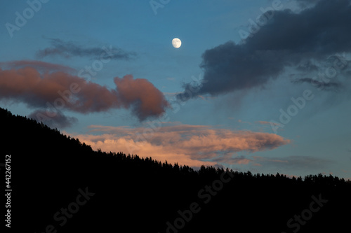 the moon is beautiful today, isn't it?