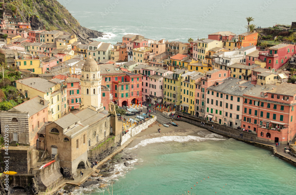 Le petit village de pêcheurs Vernazza est probablement le plus caractéristique des Cinque Terre en Ligurie en Italie avec sa grande place entourée de maisons colorées et son port rempli de bateaux.