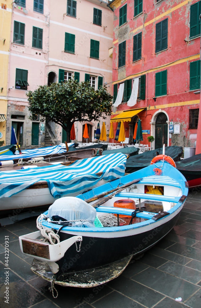 port de Vernazza dans les Cinque Terre avec des bateaux à quai