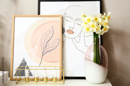 Vase with beautiful narciss...
