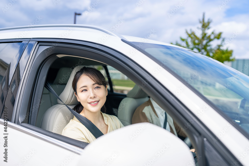 自動車に乗るカップル