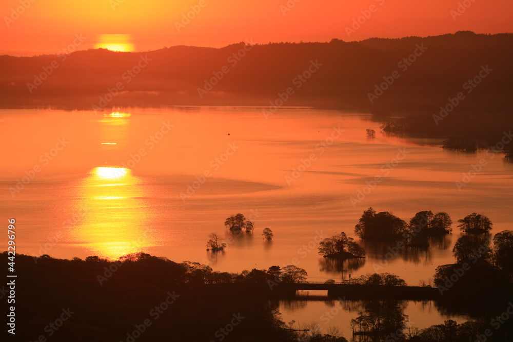 大沼国定公園日暮山から俯瞰する朝焼けの大沼