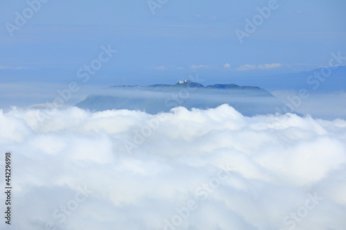 城岱牧場から展望する函館山と雲海 © noriha