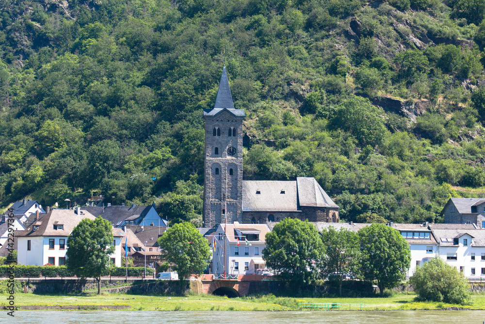 Panoramic view of the beautiful village of St. Goarshausen with the church of St. Martin. A town on the west bank of the Middle Rhine in Rhineland-Palatinate, Germany