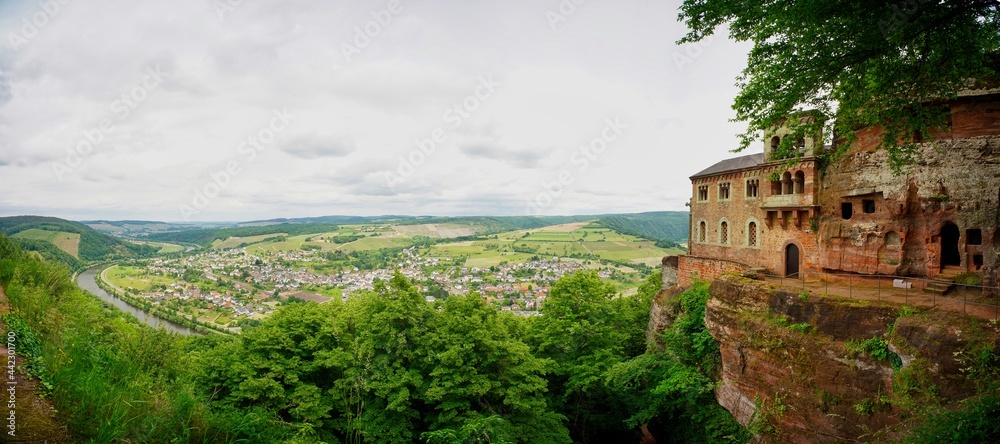 Blick von Kastel-Staadt auf die Grabkapelle von Johann von Luxemburg und die untere Saar mit dem Ort Serrig
