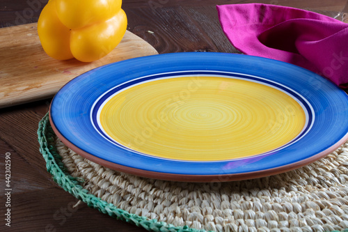 Plato azul y amarillo, vista cenital. Blue and yellow plate, overhead view. photo