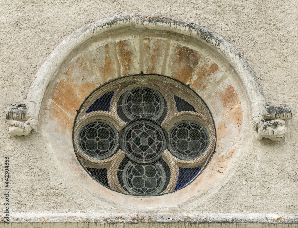 Oculus médiéval dans l'église de Gigny, Jura, France