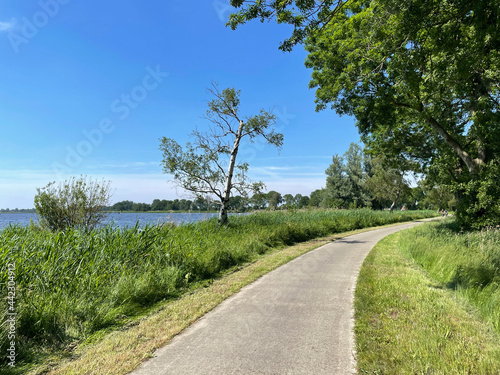 Path around the Giethoorn lake © TravelTelly