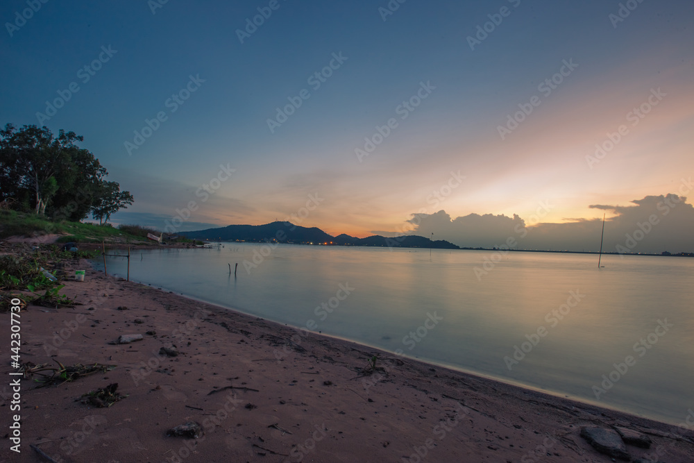 Obraz premium The background of the morning light, the wallpaper of the Twilight sky, the lake or the sea, is a natural beauty, seen between travel.