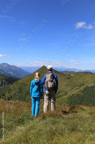 Zwei Wanderer genießen die schöne Aussicht in den Bergen in den steirischen Alpen. Wandern ist die beste Erholung in den Natur.