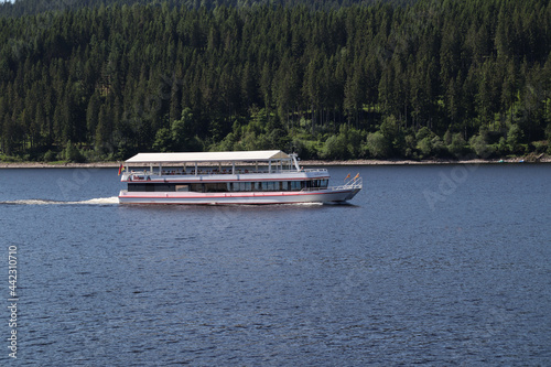 Ein Ausflugsschiff auf dem Schluchsee