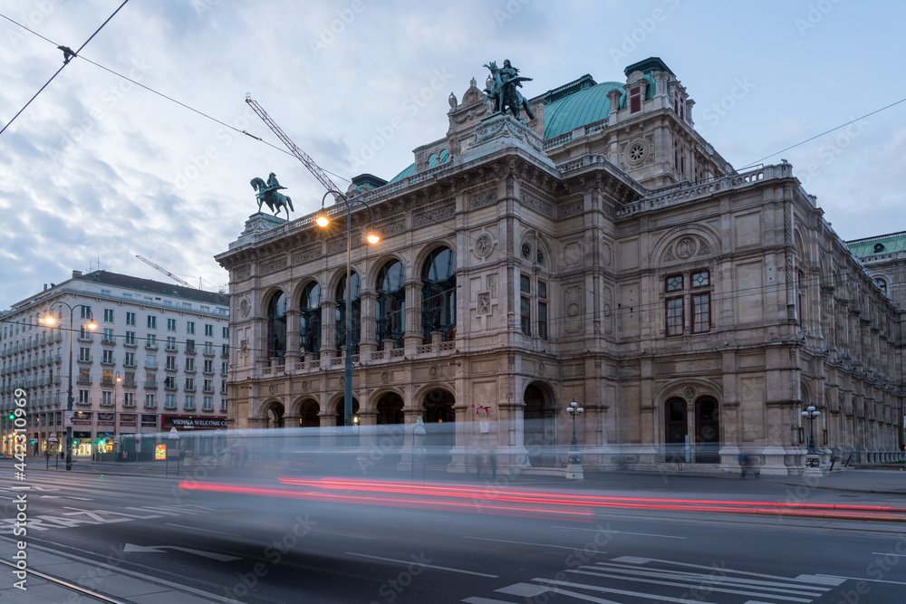Ringstrasse Wien mit Lichtzieher und Oper 