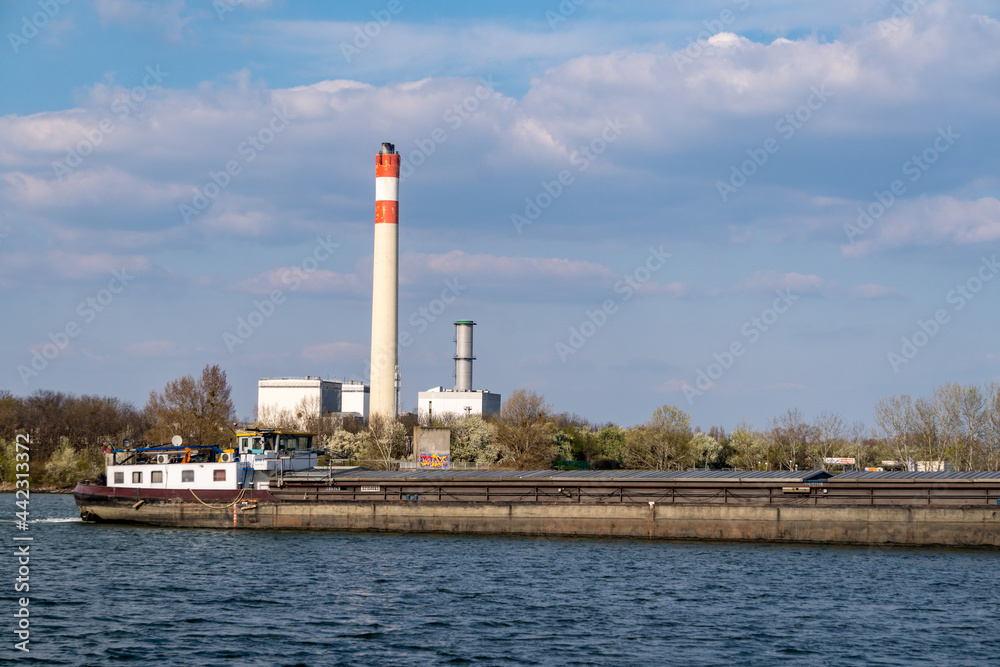 Lasten Transport Boot vom Donau Ufer aus Lasten Transport Boot vom Donau Ufer aus