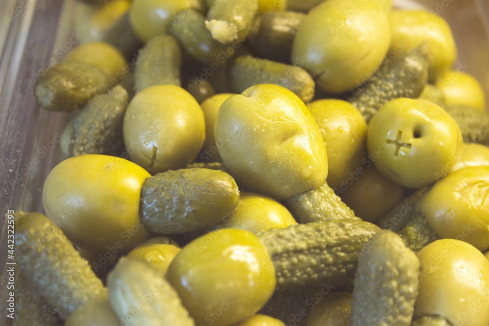 Pitted and pitted green olives with pepper and carrot Pitted and pitted green olives with pepper and carrot