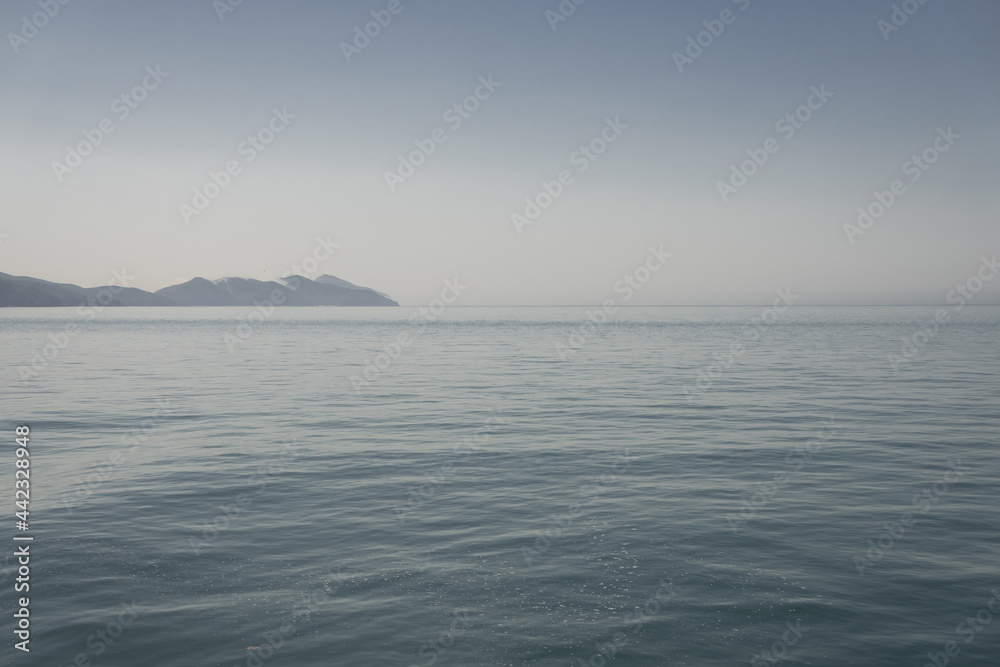 Fototapeta premium 바다에 떠있는 외로운 섬