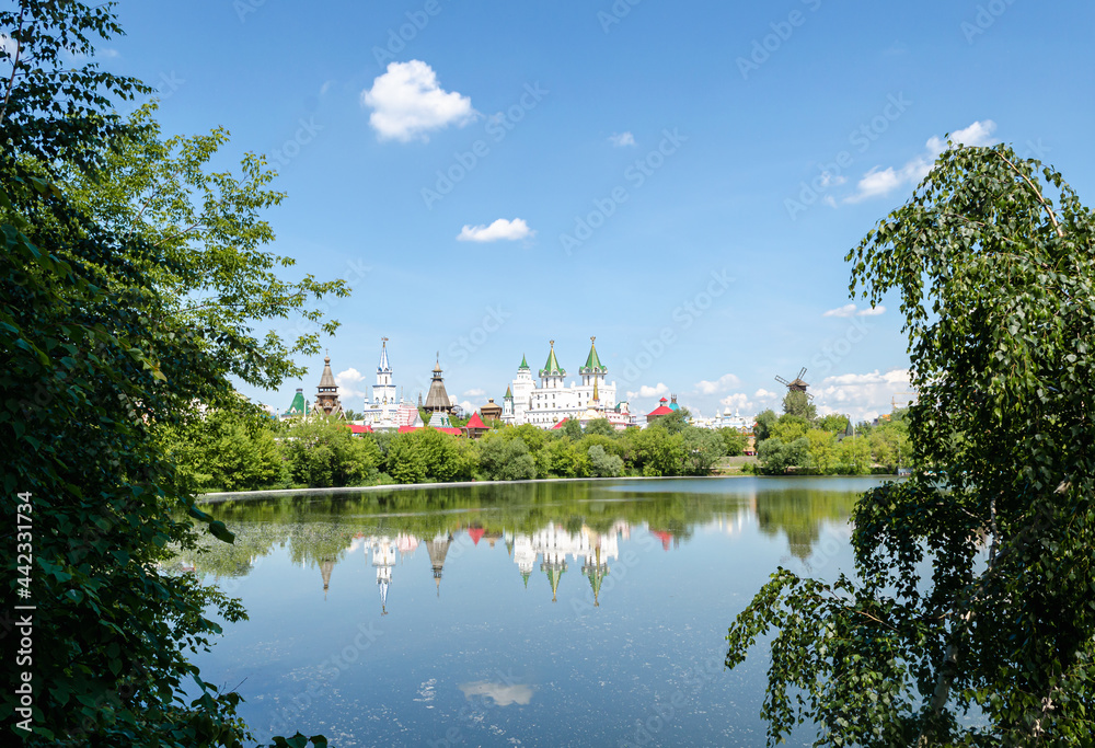 Fototapeta premium Izmailovsky Kremlin in Moscow. Monuments of architecture and historical monuments in the Izmailovsky Kremlin in Russia in the city of Moscow. The ponds of the Izmailovsky Kremlin.