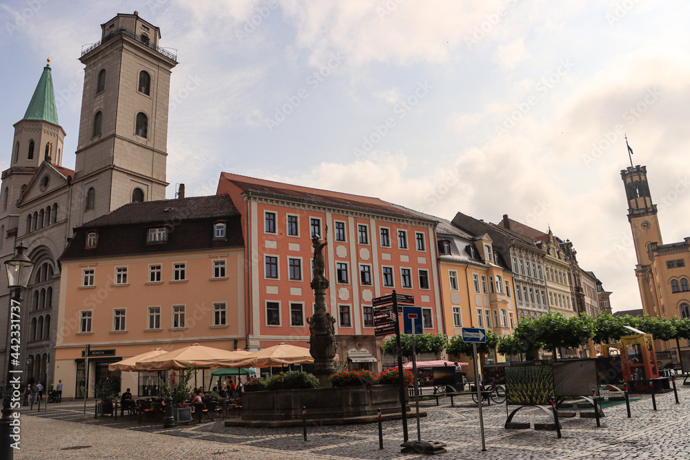 Obraz premium Historischer Stadtkern in Zittau; Marktplatz mit Johanniskirche und Rathaus