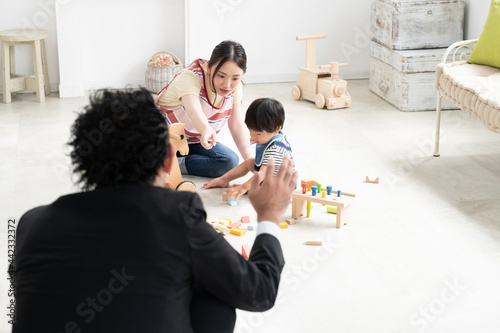 パパがお迎えにきたけど保育園が楽しいので塩対応の赤子 photo