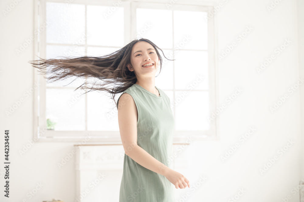 希望に満ち溢れる髪がなびく美しい女性のポートレート1 コピースペースあり 希望に満ち溢れる髪がなびく美しい女性のポートレート1 コピースペースあり